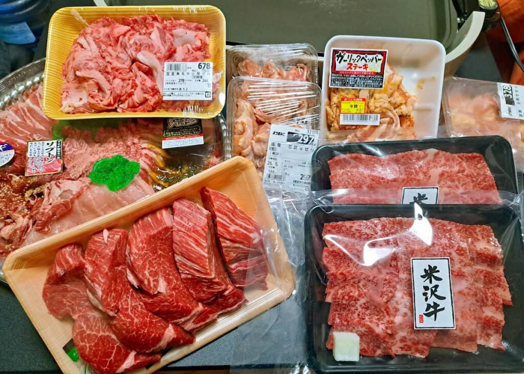スーパーで買ってきたお肉も一緒に、焼肉パーティーを開催!