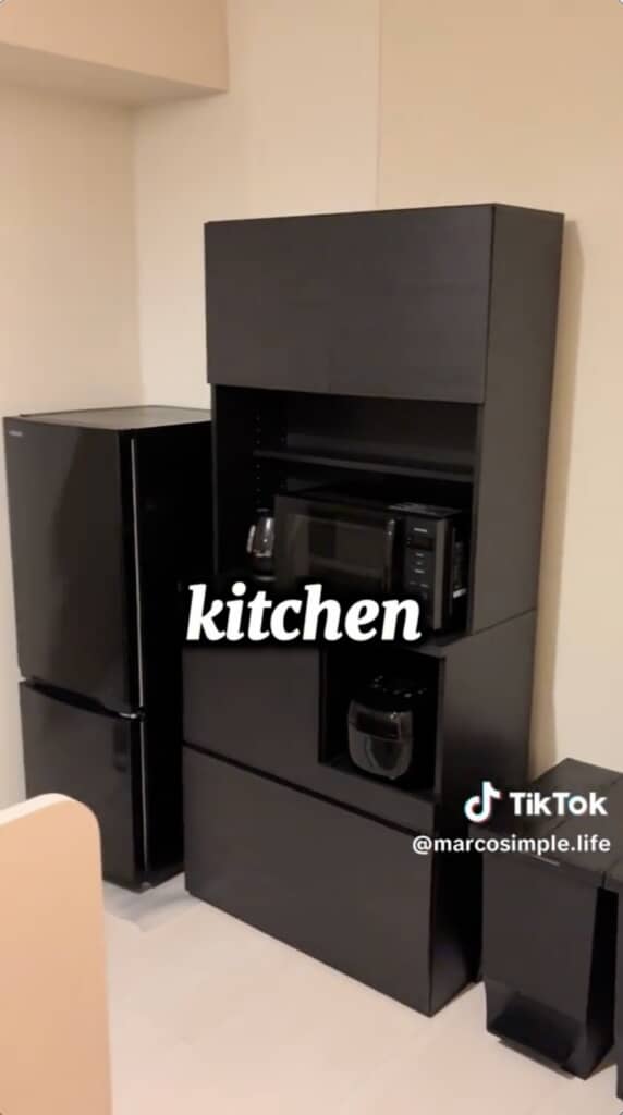 キッチンの家具は黒が多め