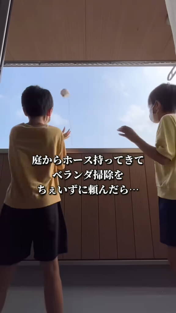 受け取った息子さんたちがホースを引き上げます