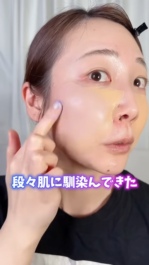 右頬に塗ったファンデーションの上からなじませていくと……