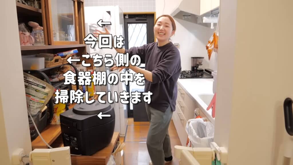 食器棚の中を掃除します