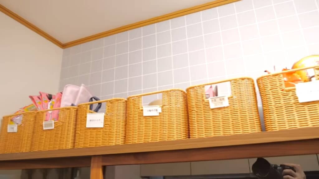 かごに名札をつけることで中身が一目瞭然