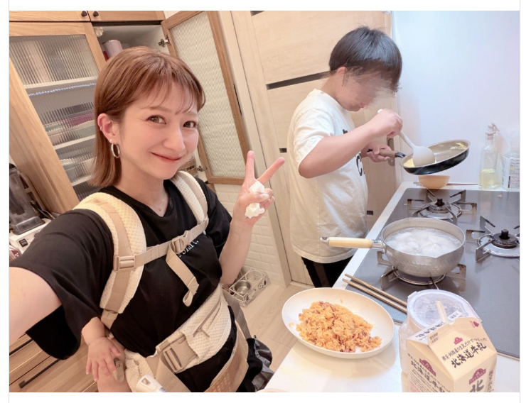 次男と料理をする辻さん（画像は辻希美オフィシャルブログから）