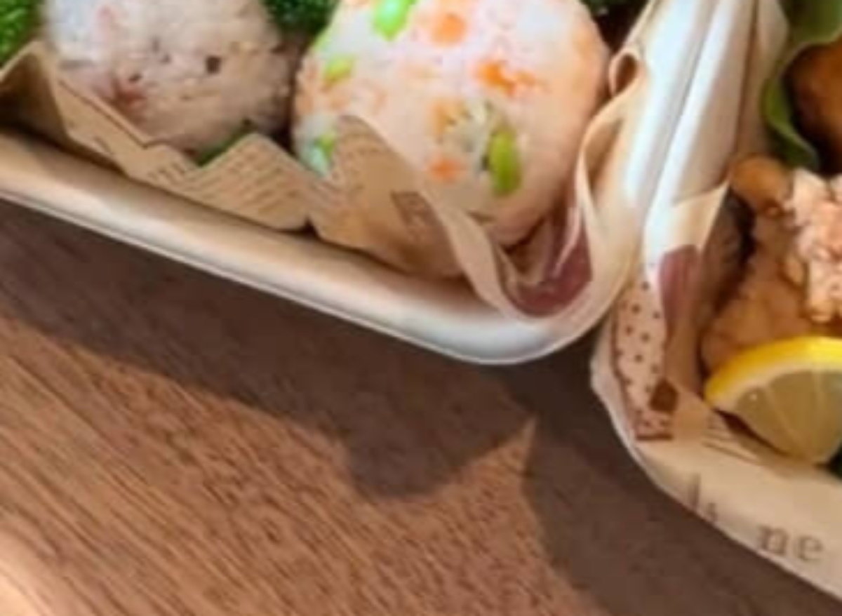 通行人に「写真を撮らせて！」と言われた“爆速ピクニック弁当”→圧巻の中身に「30分でこんなにも？」「手作りって信じられない」（1/3） | ライフスタイル ねとらぼ