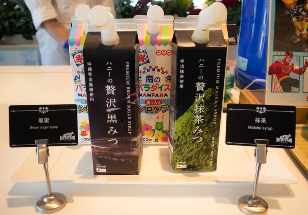 かき氷のシロップはイチゴ、ブルーライム、日向夏、贅沢黒蜜、贅沢抹茶の5種類