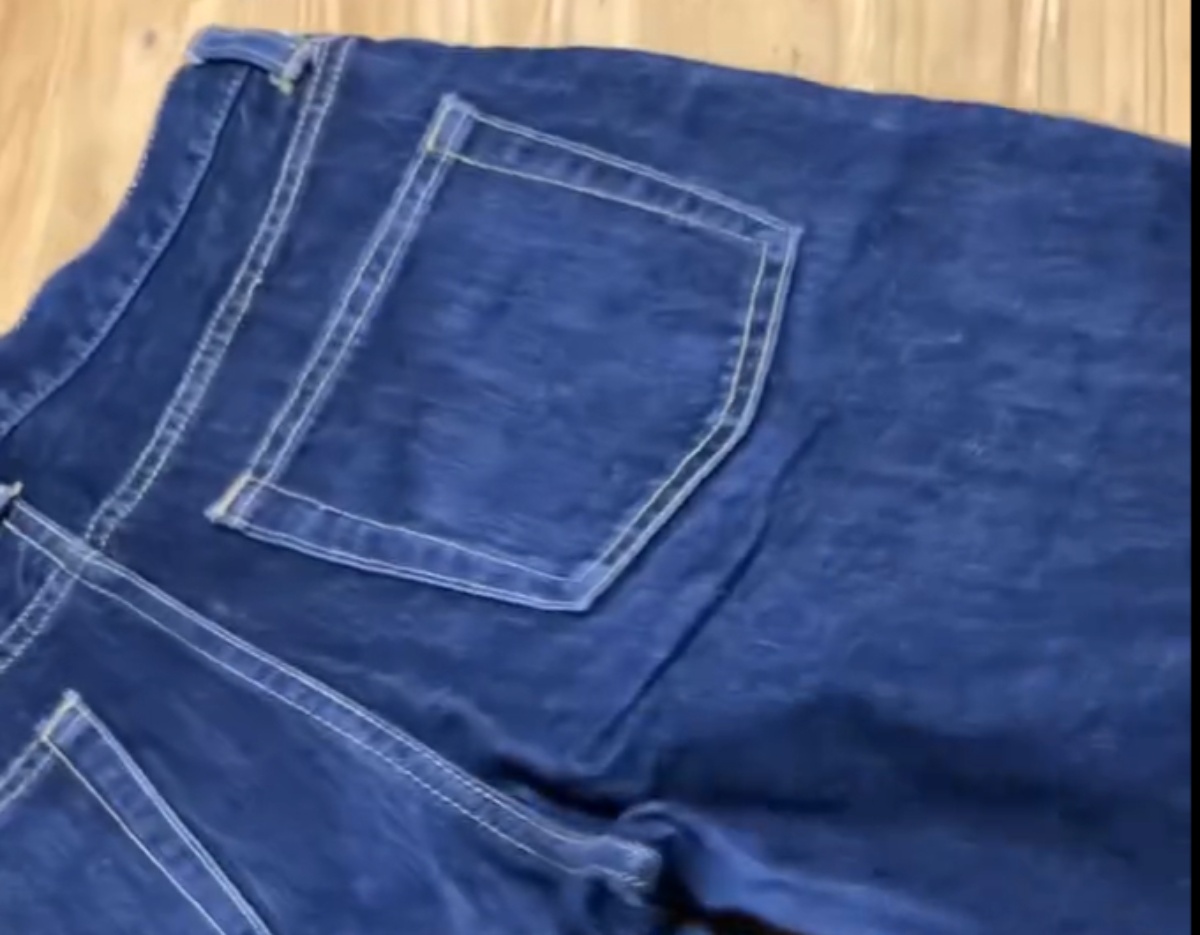 1本のデニムを切って、くり抜いて、縫い付けると…… 完成したお出かけ