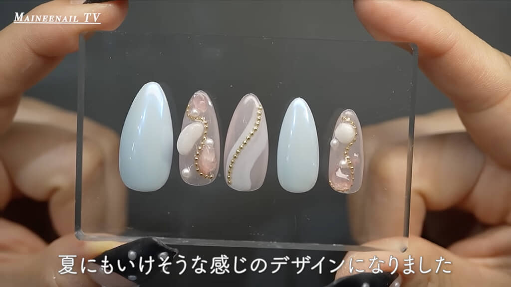 海を思わせるステキなネイルが完成!
