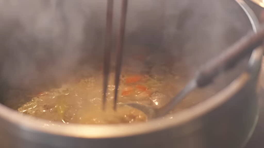 味噌を溶き入れる