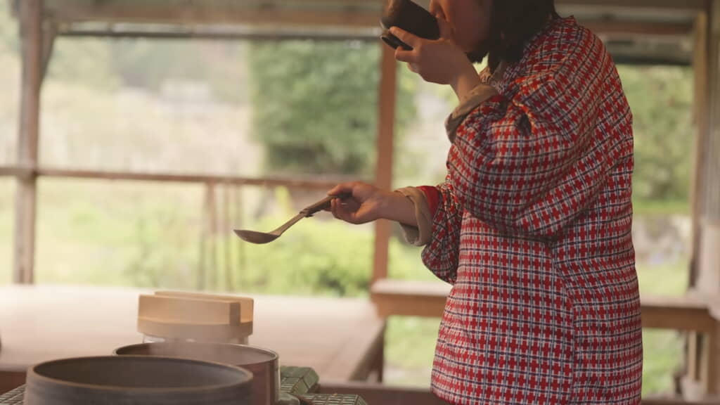 豚汁の味見をするなるみさん
