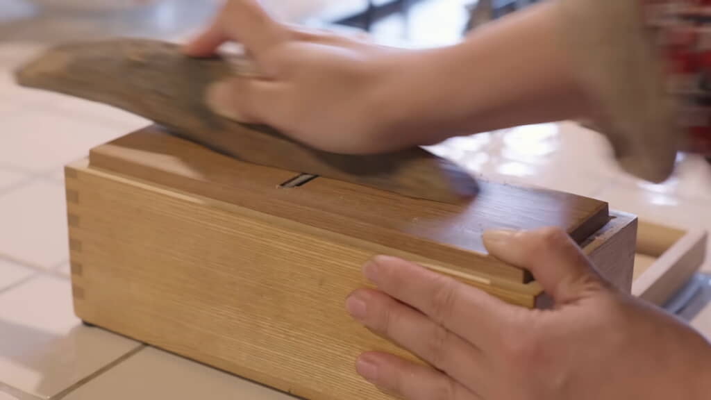 かつお節を削る