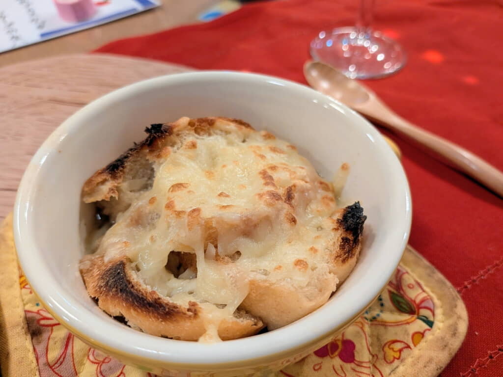 「オニオングラタンスープ」もチーズたっぷりおいしそう