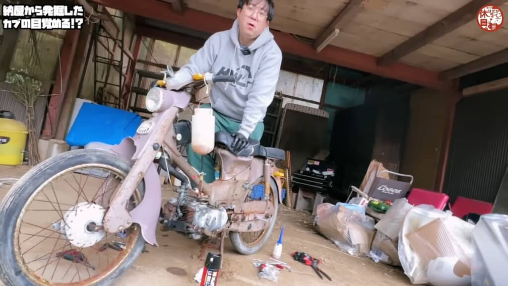 エンジン音がして思わず娘の方を見る父親