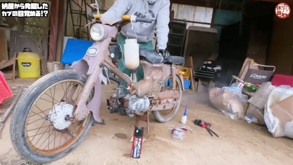 エンジンが動作してマフラーから排気ガスを出すカブ