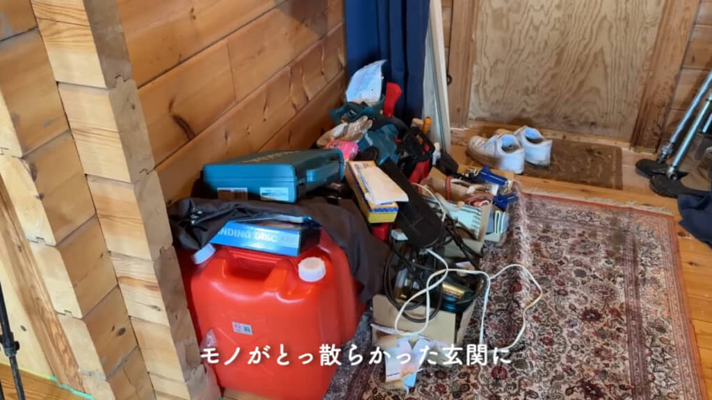 収納がないため物が散乱した状態の玄関