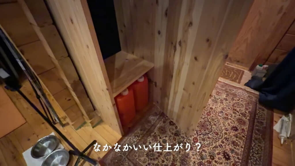 中の下側には灯油ポリタンク2つがちょうど収まります