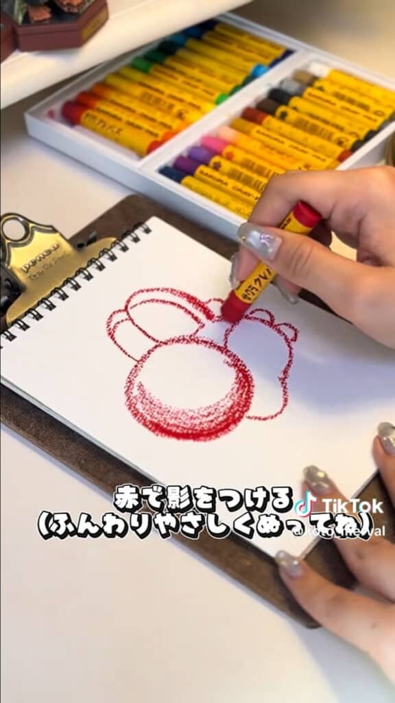 赤いクレヨンで影を付けます