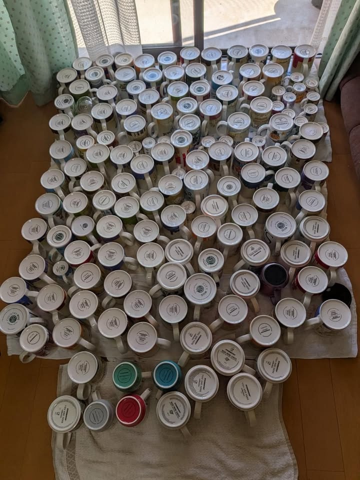 ずらりと並んだ148個のマグ