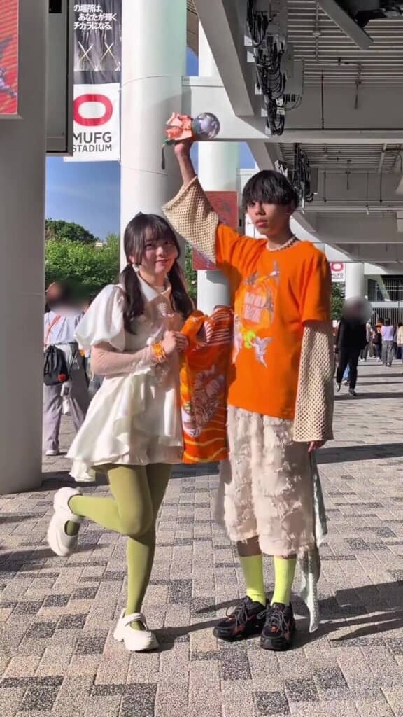 ペンライトを掲げてポーズ