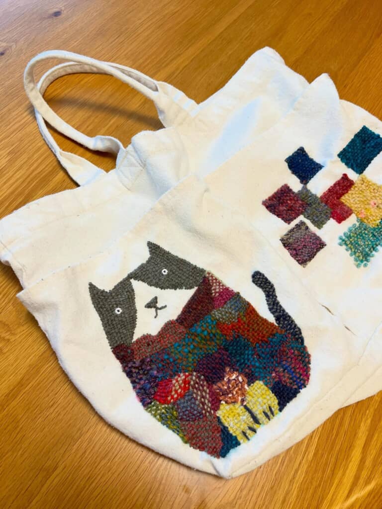 猫の模様にダーニング刺しゅうしたトート