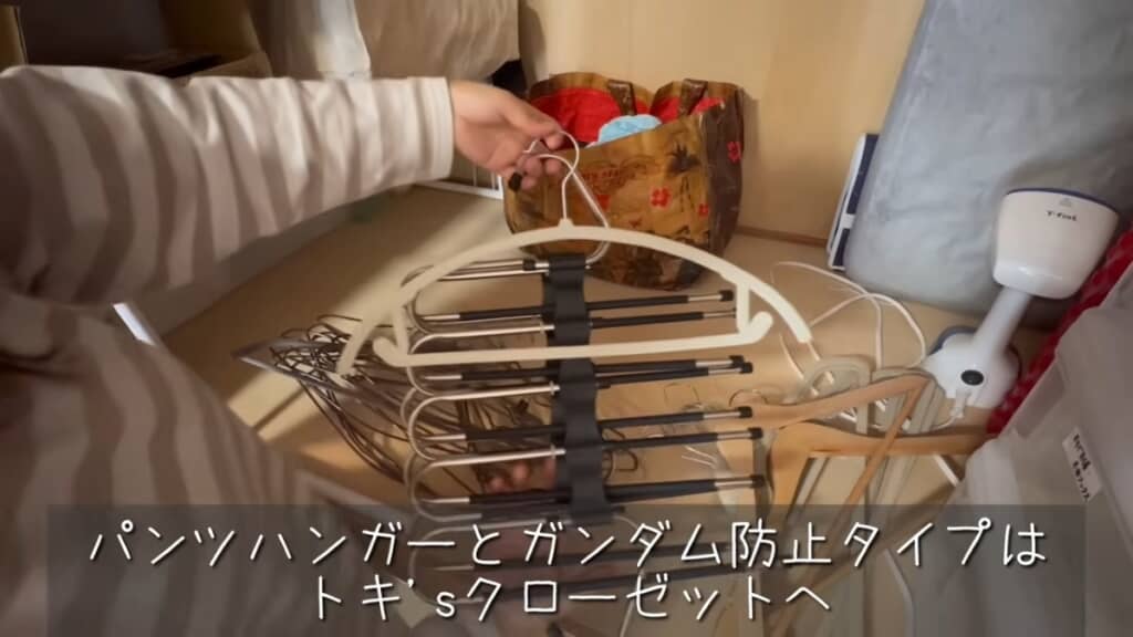 ハンガーの仕分けをします