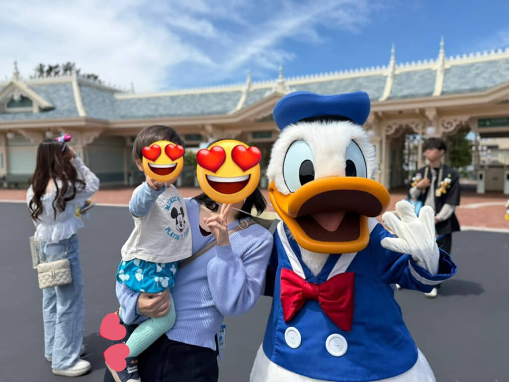 家族3人でディズニーランドへ