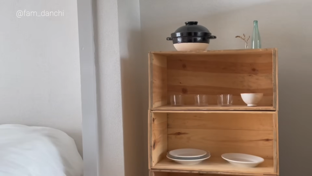 リンゴ箱をベースに作った食器棚