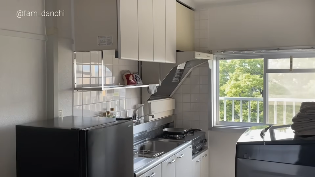窓辺から緑の景色を一望できるキッチン