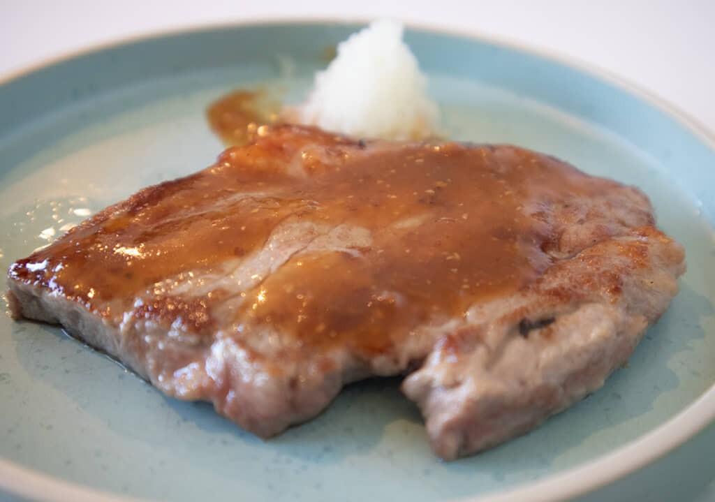 やわらかくて旨味のある焼きたてのサーロインステーキ（編集部撮影）