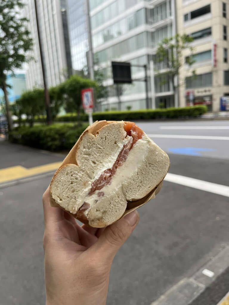 ずっしり重そうなベーグルサンドイッチ