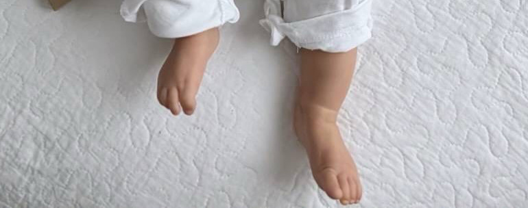 3カ月赤ちゃんをパパに任せて身支度→ママが様子を見に行くと……「なにこれええ」　まさかの光景に「世の中こういう旦那様であふれろ！」（1/2） | ライフスタイル ねとらぼ