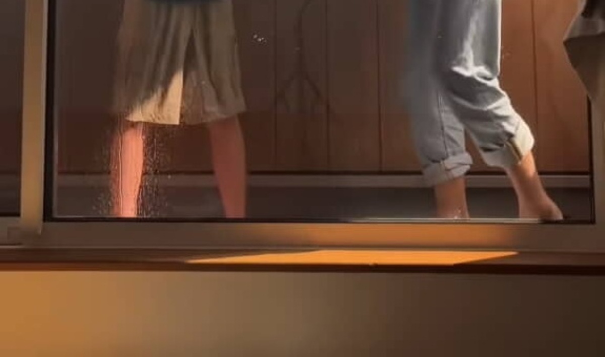 GW中、夫と息子に“ベランダ掃除”を頼んだら→妻「今これ」 まさかの光景に「もはやパパも子供ww」「実はパパが1番楽しんでたりする」(1/3) | 育児 ねとらぼ