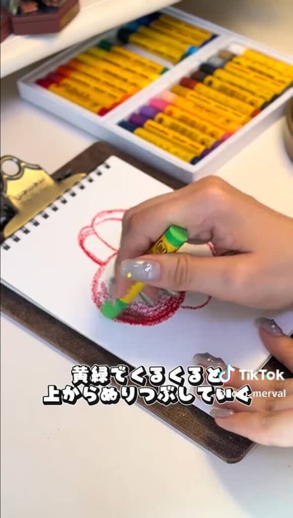黄緑のクレヨンで塗りつぶします