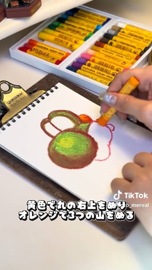 黄色とオレンジのクレヨンで塗っていきます