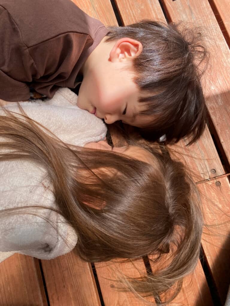 双子の息子くんは黒に近い髪色です