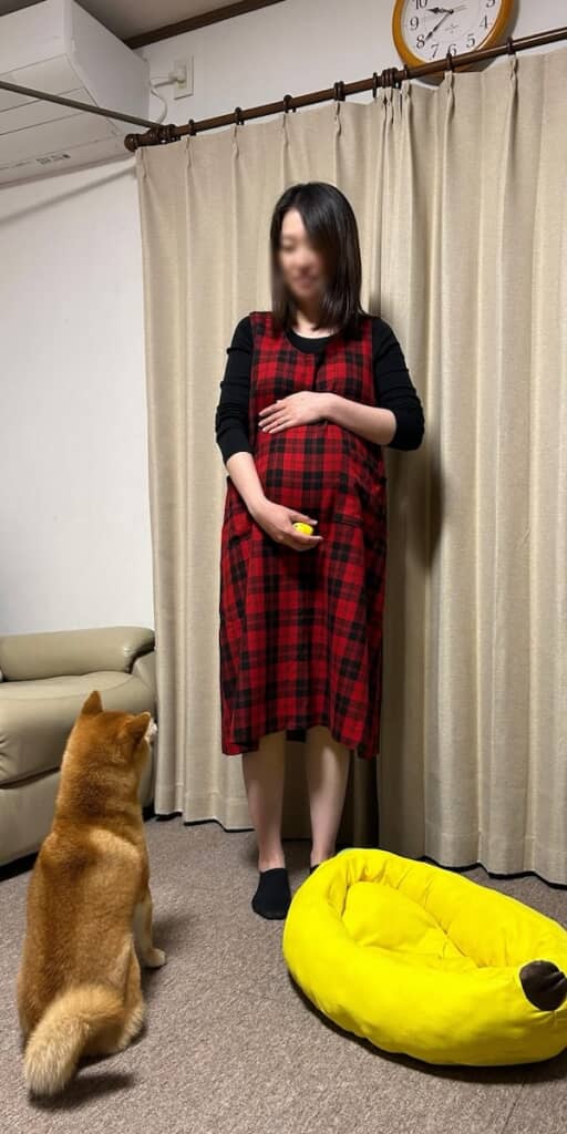 お母さんと同じマタニティスカートを身につけた、現在の飼い主さん