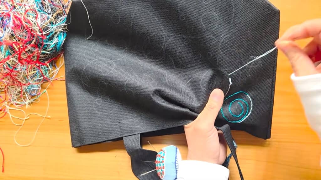 100円ショップのバッグを刺しゅうでかわいくアレンジ