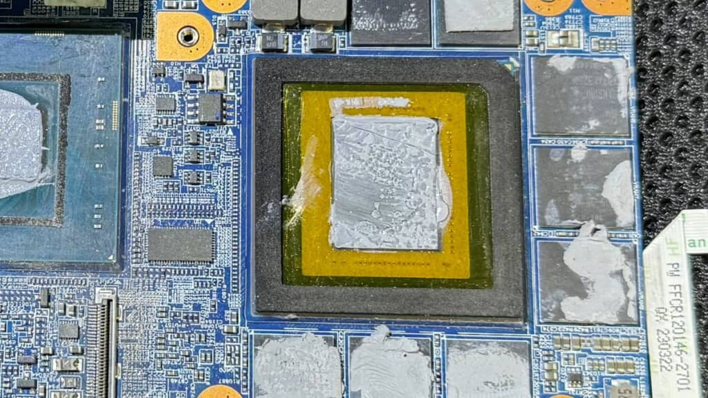 液体金属が流出したノートPCのチップ周囲