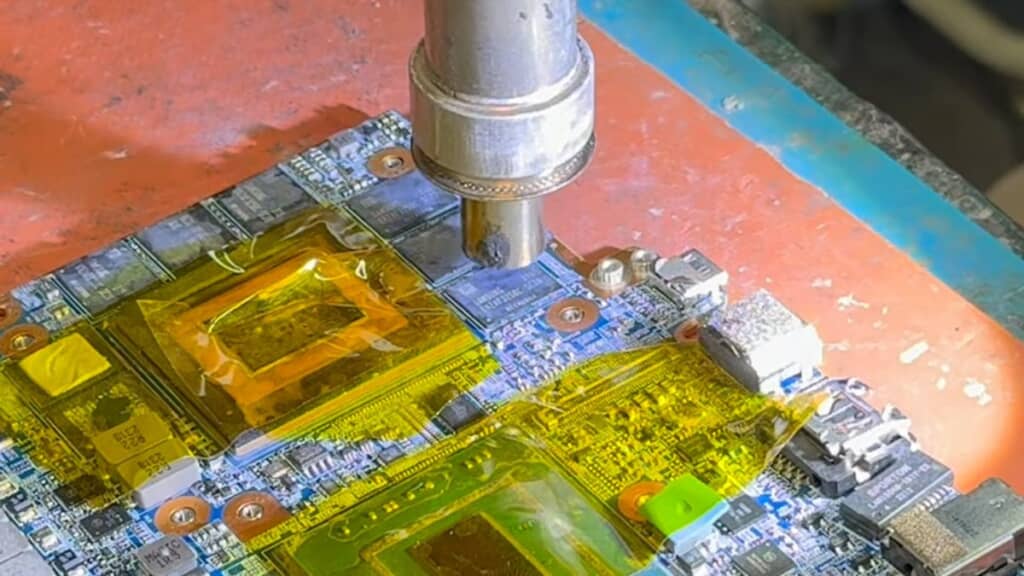 ライトで照らしながら加熱してVRAMをハンダ付け
