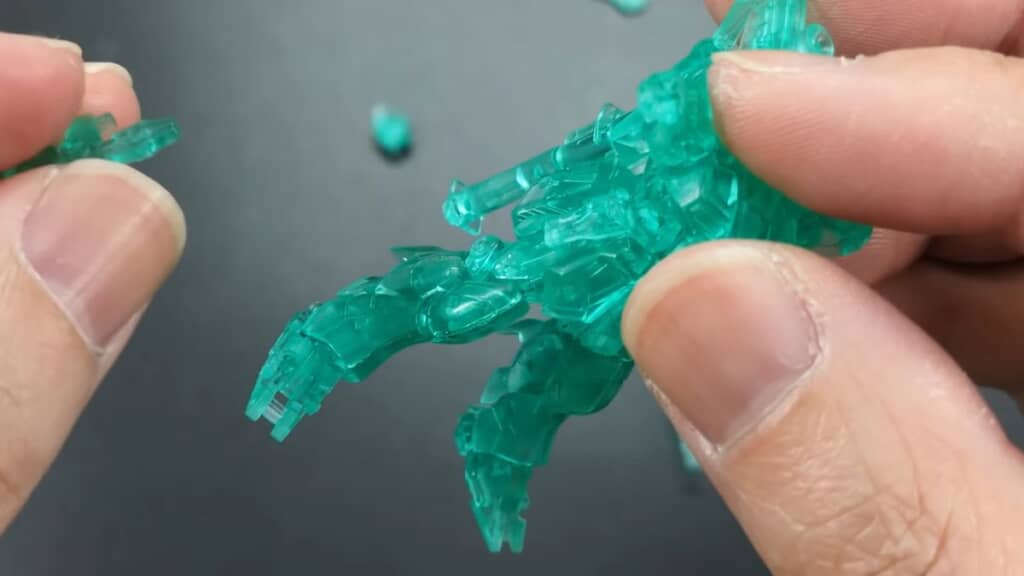 組み立て中に部品が外れてしまう極小サイズのガンプラ