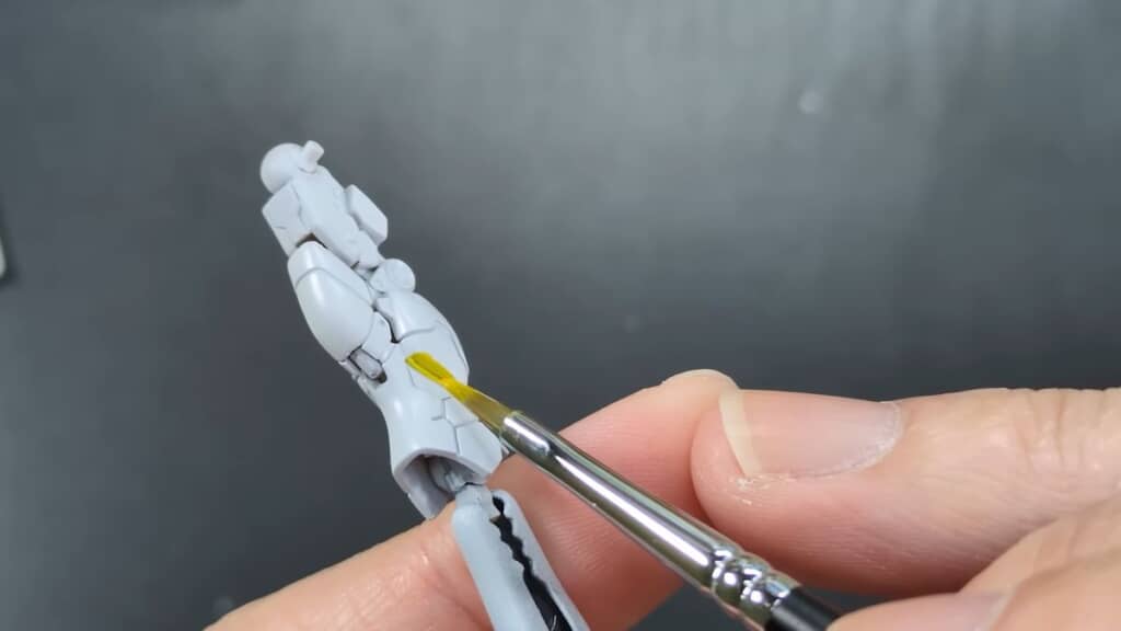 ブラシで足の一部を黄色く塗装