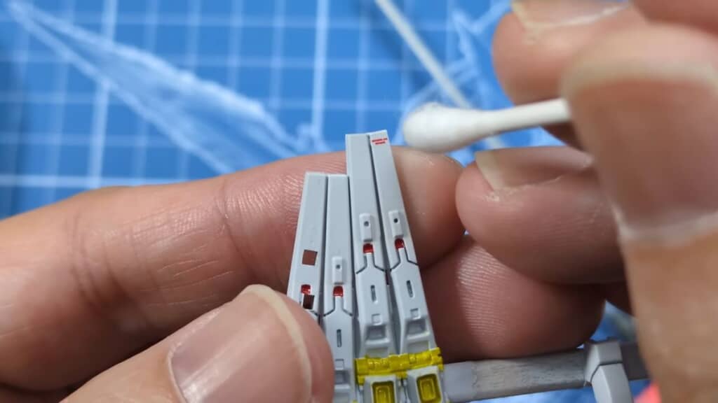 小さく切ったデカールを小さなパーツに貼り付ける