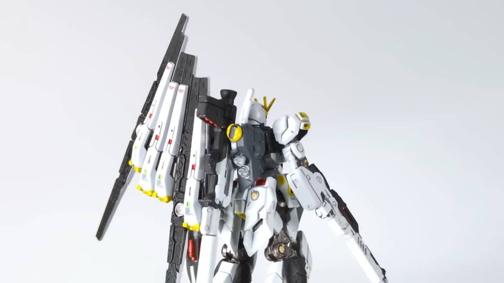 全塗装したガンダムアーティファクト版νガンダムの背面