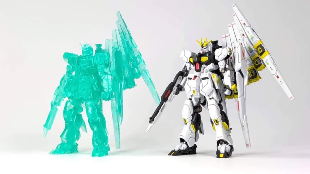 クリアエメラルドグリーンバージョンと全塗装版νガンダムの比較