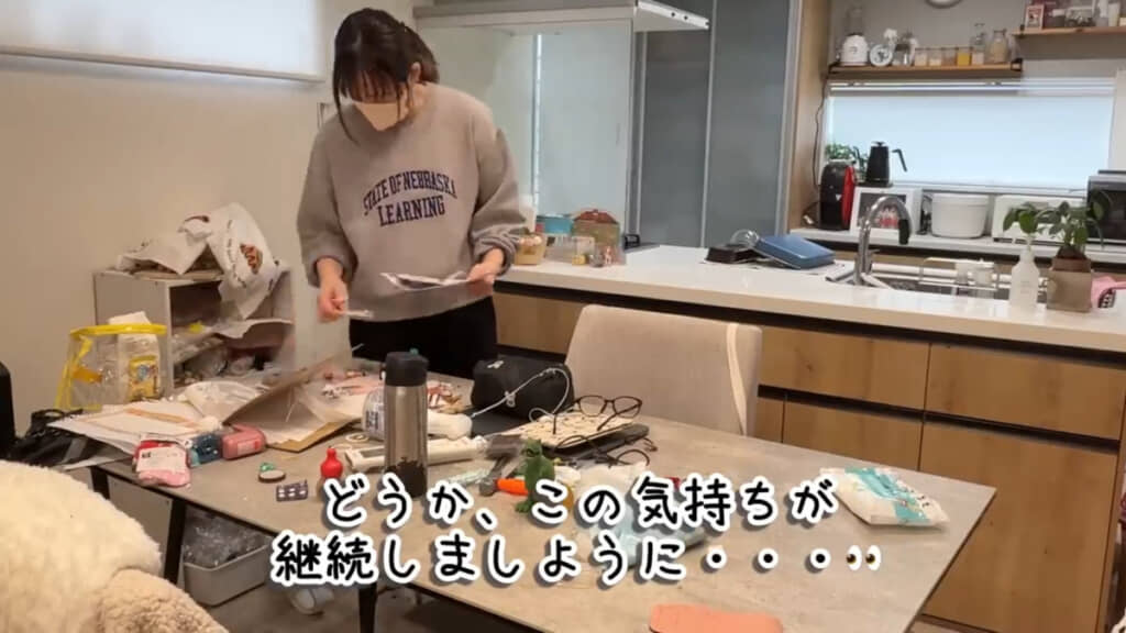 いろいろな作業をした結果、モノだらけになったダイニングテーブル