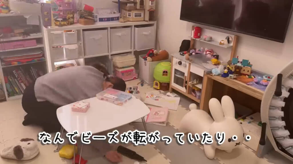 リビングには細々としたモノが散らかっていて大変そうです