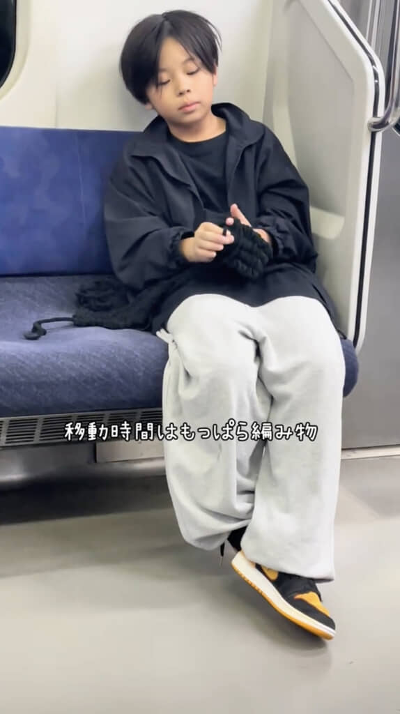 指編みで黙々と編んでいます