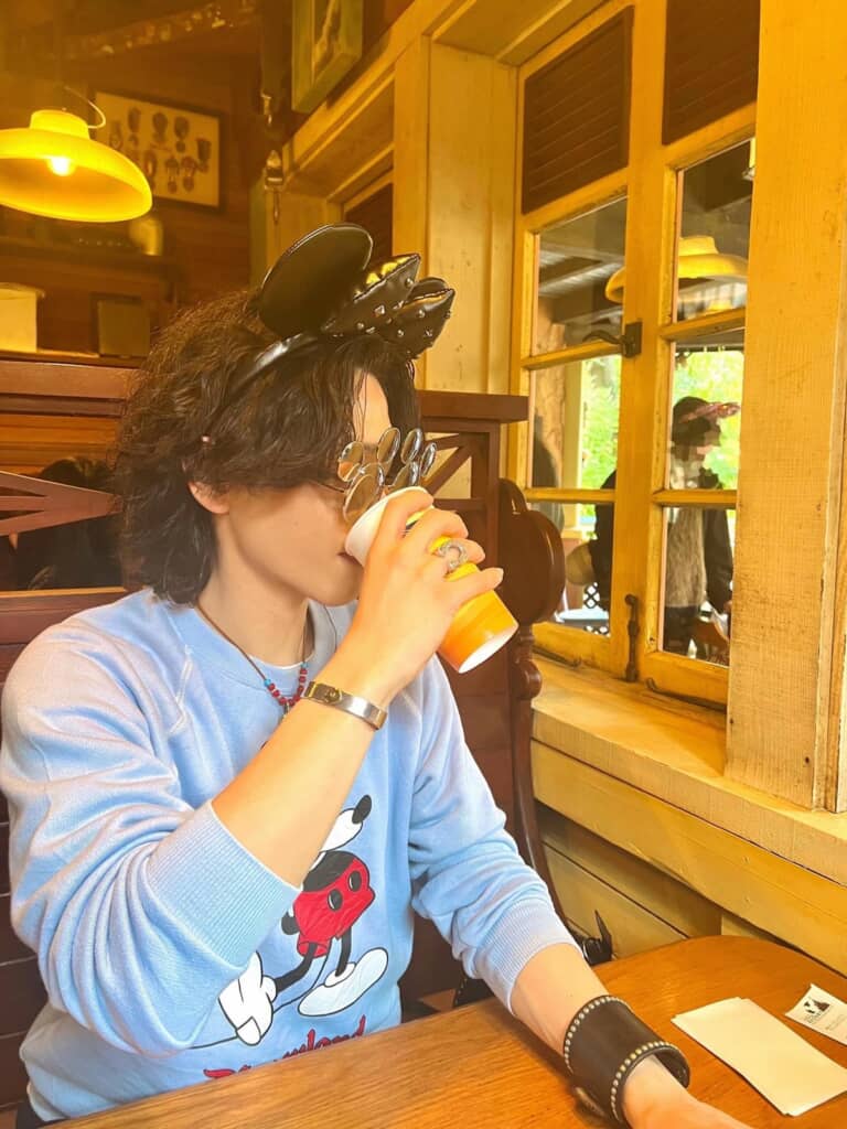 ディズニーを満喫するよしさん