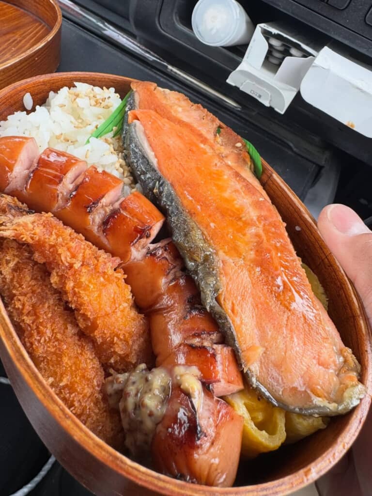 鮭とソーセージのボリューム弁当