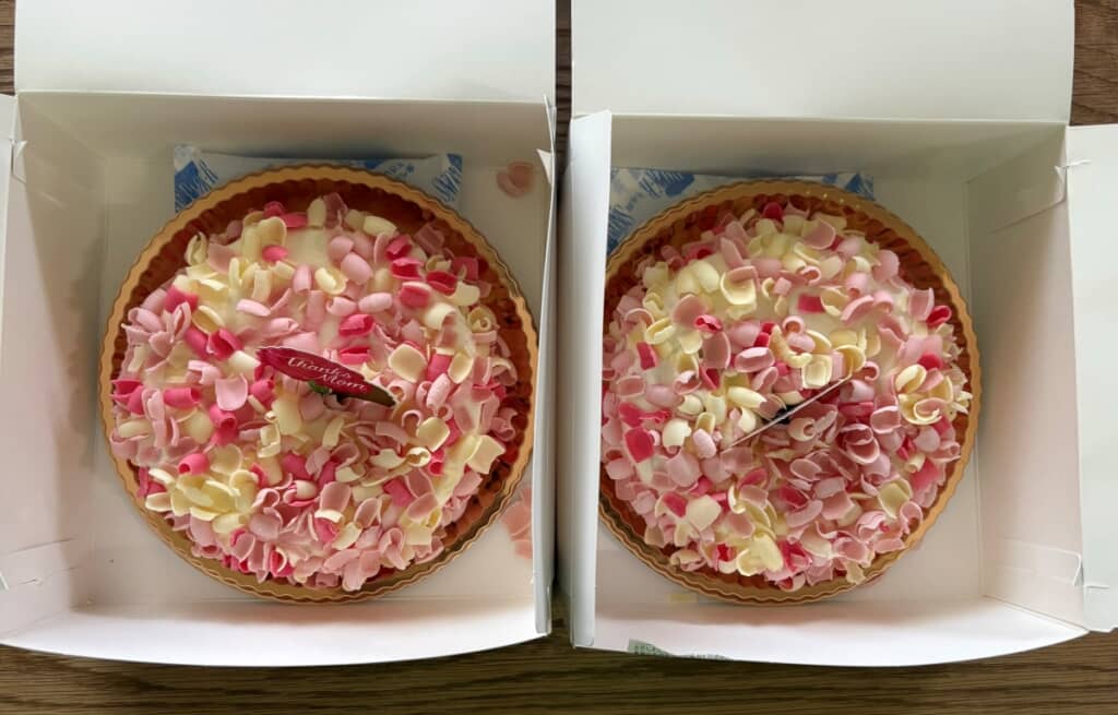 カーネションをイメージした母の日限定のケーキ