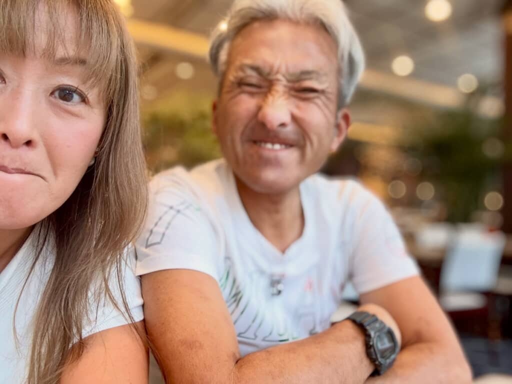 寄り添う2人
